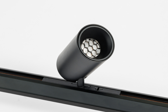 簡単にレールに取り付けスポットライト