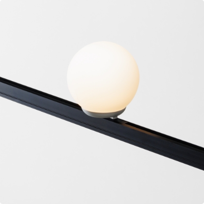 空間に品と彩りを添える、 小型グローブ